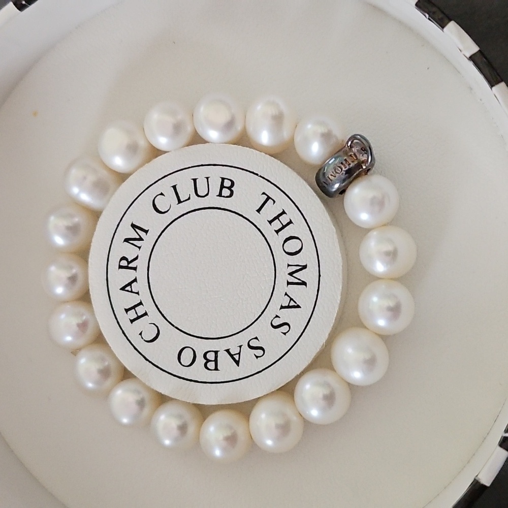 Pearl bracelet with charm from Thomas Sabo Charm Club Box